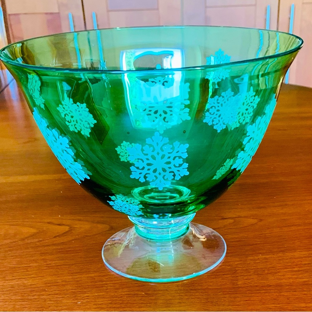 Beautiful 7” green glass bowl glass footed candy dish white snowflakes pattern
